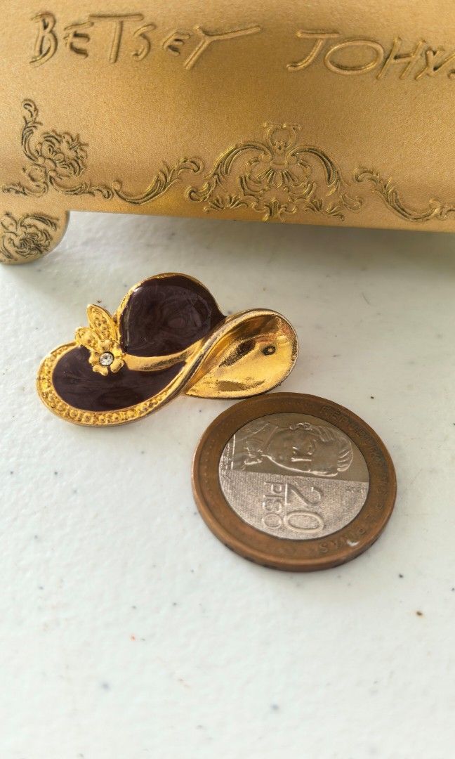 Vintage brooch Japan (Category: Brooches) located in Tuguegarao City. Submitted by zenphoenix-7ad615 (Listing ID 1465599969, Image 1). Description: Japan brooch Cute design.