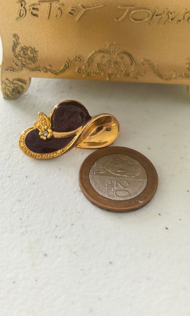 Vintage brooch Japan (Category: Brooches) located in Tuguegarao City. Submitted by zenphoenix-7ad615 (Listing ID 1465599969, Image 2). Description: Japan brooch Cute design.