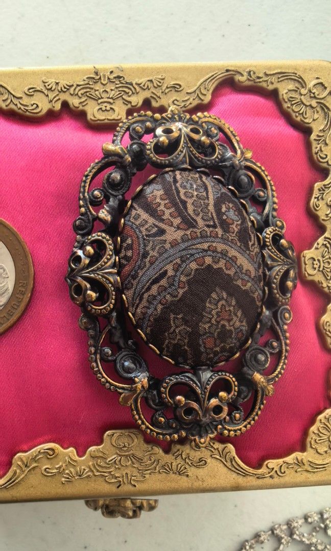 VINTAGE BROOCH Japan (Category: Brooches) located in Tuguegarao City. Submitted by zenphoenix-7ad615 (Listing ID 1465710850, Image 3). Description: Vintage oversized brooch.