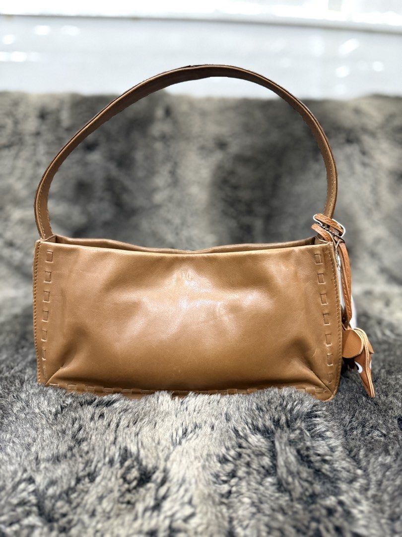 Vintage Coach Shoulder Bag (Category: Luxury Bags & Wallets) located in Quezon City. Submitted by fivethousandlilies (Listing ID 1465726052, Image 3). Description: Authentic Good condition Pm for more info .