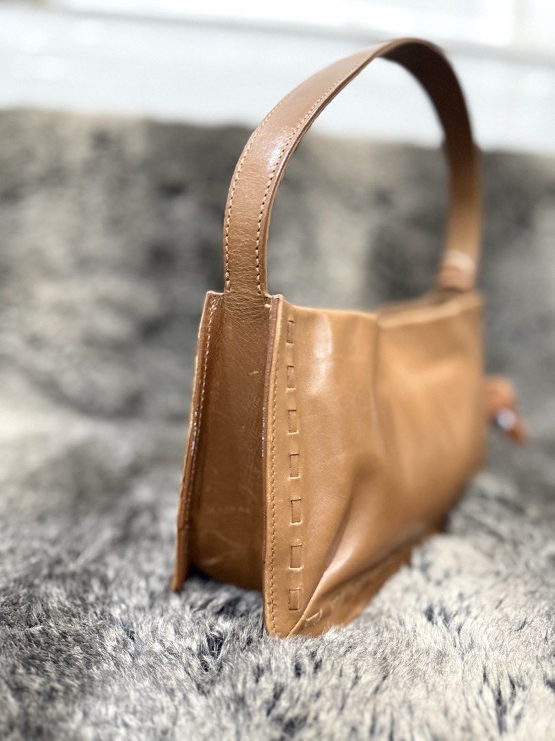 Vintage Coach Shoulder Bag (Category: Luxury Bags & Wallets) located in Quezon City. Submitted by fivethousandlilies (Listing ID 1465726052, Image 2). Description: Authentic Good condition Pm for more info .