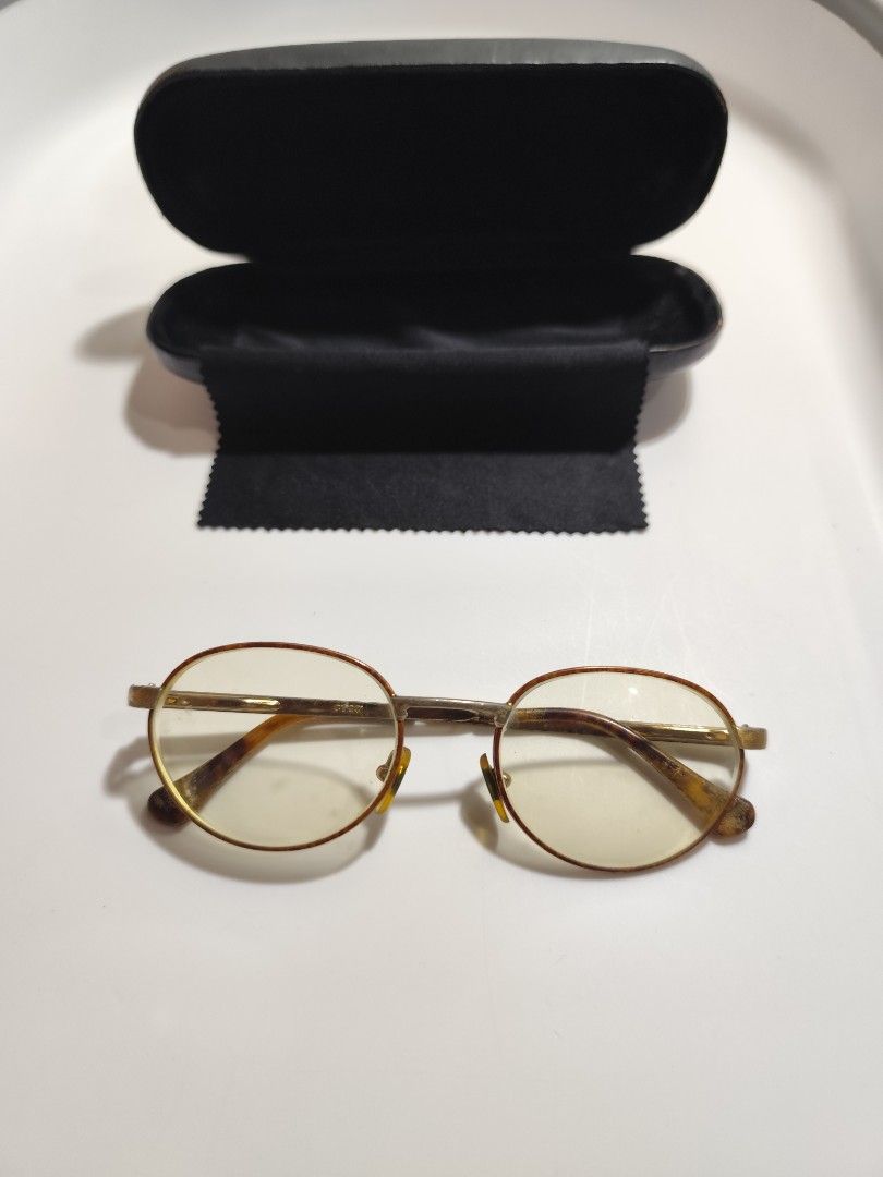 Vintage GUCCI Oval Frame (Category: Sunglasses & Eyewear) located in Cebu City. Submitted by icoolectnsellect (Listing ID 1465725936, Image 1). Description: Issue: Scratches Dirt and RX lens. Bought at Garage Sale. Authenticity not Guaranteed, di ko alam if legit or Fake. Buy @ your own Risk. All EyeGlasses or Sun Glasses ay may Grado or Prescription Glasses. Please be careful para di masira mata nyo, you can change the lens and frame na lng kuni