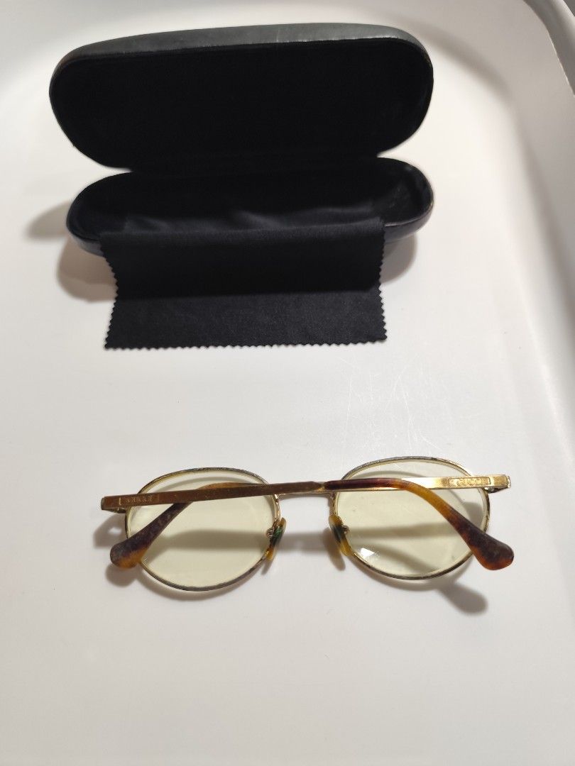 Vintage GUCCI Oval Frame (Category: Sunglasses & Eyewear) located in Cebu City. Submitted by icoolectnsellect (Listing ID 1465725936, Image 2). Description: Issue: Scratches Dirt and RX lens. Bought at Garage Sale. Authenticity not Guaranteed, di ko alam if legit or Fake. Buy @ your own Risk. All EyeGlasses or Sun Glasses ay may Grado or Prescription Glasses. Please be careful para di masira mata nyo, you can change the lens and frame na lng kuni