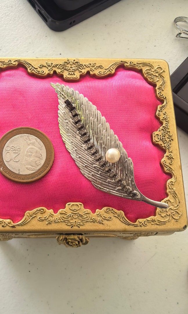 VINTAGE JAPAN BROOCH SILVER COLOR (Category: Brooches) located in Tuguegarao City. Submitted by zenphoenix-7ad615 (Listing ID 1465597802, Image 1). Description: JAPAN BROOCH WITH FAUX PEARL.
