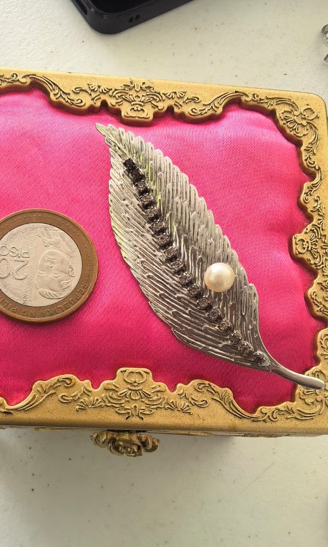 VINTAGE JAPAN BROOCH SILVER COLOR (Category: Brooches) located in Tuguegarao City. Submitted by zenphoenix-7ad615 (Listing ID 1465597802, Image 2). Description: JAPAN BROOCH WITH FAUX PEARL.