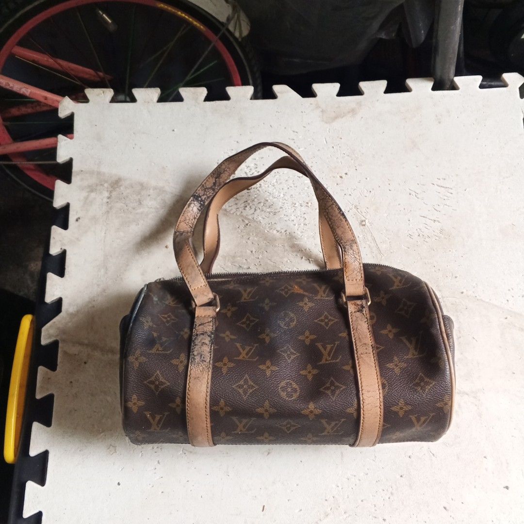 Vintage Louis Vuitton monogram Papillon barrel bag (Category: Shoulder Bags) located in Quezon City. Submitted by kreimark00 (Listing ID 1465592278, Image 2). Description: nag fade na yung kulay matagal kase na stock sa storage box, at nasira na ung zipper. pero pwede pa po ma restore..