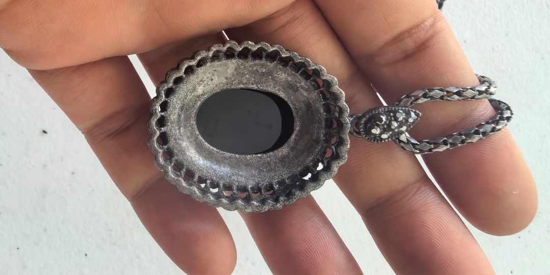 Vintage necklace Japan (Category: Necklaces) located in Tuguegarao City. Submitted by zenphoenix-7ad615 (Listing ID 1465707992, Image 3). Description: Vintage Black necklace.