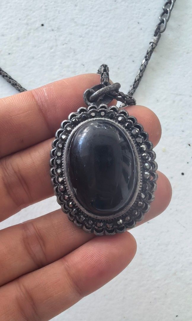 Vintage necklace Japan (Category: Necklaces) located in Tuguegarao City. Submitted by zenphoenix-7ad615 (Listing ID 1465707992, Image 2). Description: Vintage Black necklace.