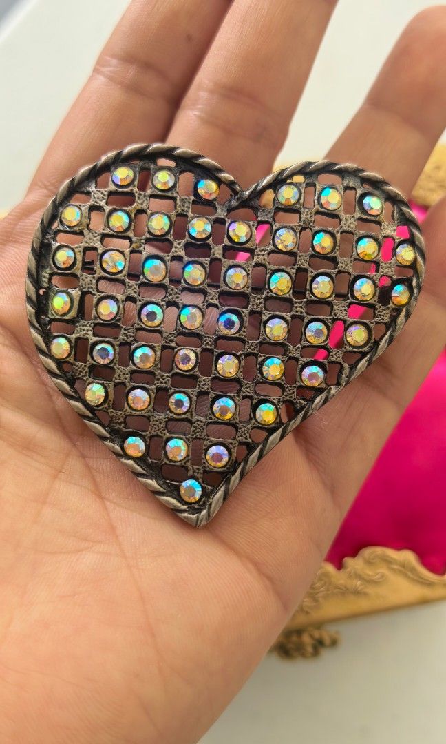 Vintage oversized heart brooch (Category: Brooches) located in Tuguegarao City. Submitted by zenphoenix-7ad615 (Listing ID 1465602169, Image 3). Description: Oversized heart brooch Japan brooch.