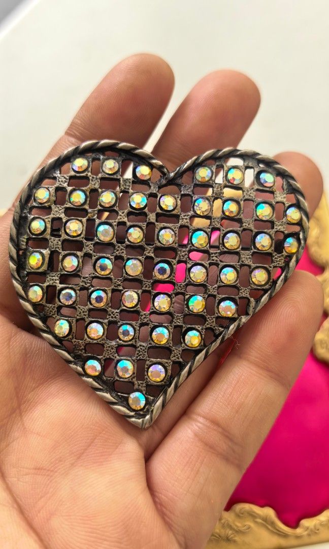 Vintage oversized heart brooch (Category: Brooches) located in Tuguegarao City. Submitted by zenphoenix-7ad615 (Listing ID 1465602169, Image 1). Description: Oversized heart brooch Japan brooch.