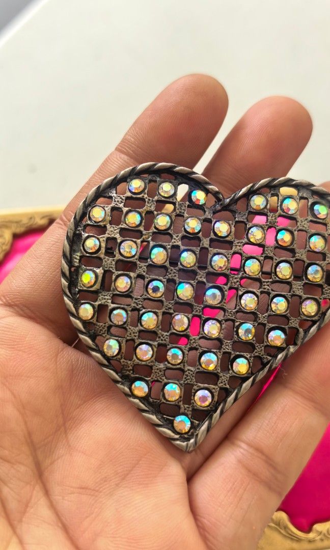 Vintage oversized heart brooch (Category: Brooches) located in Tuguegarao City. Submitted by zenphoenix-7ad615 (Listing ID 1465602169, Image 2). Description: Oversized heart brooch Japan brooch.