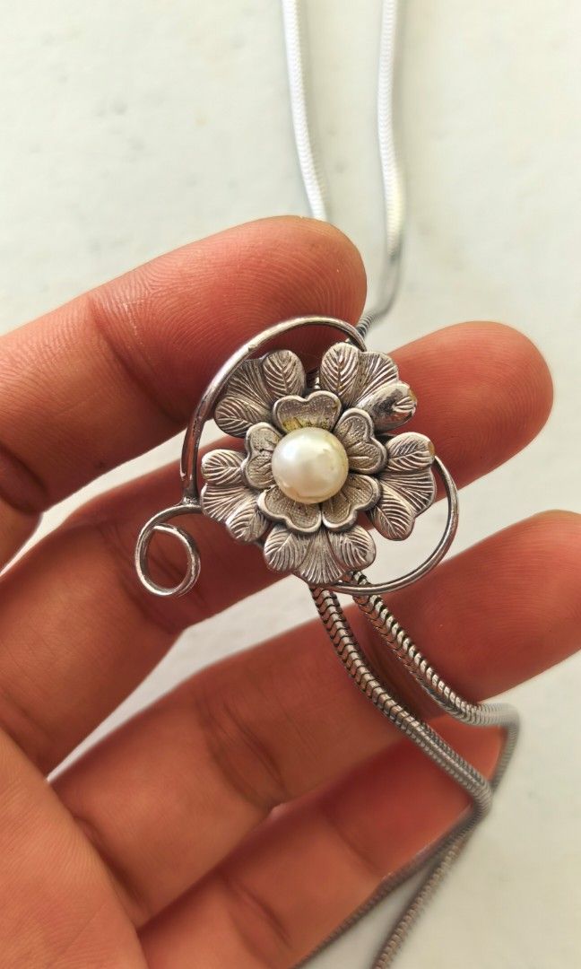 Vintage silver color slider necklace (Category: Necklaces) located in Tuguegarao City. Submitted by zenphoenix-7ad615 (Listing ID 1465611719, Image 2). Description: Pretty slider necklace Faux pearl.