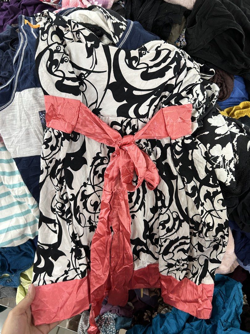 Vintage Y2K top (Category: Sleeveless) located in Kabankalan. Submitted by leans_closet (Listing ID 1465679880, Image 2). Description: s-m.