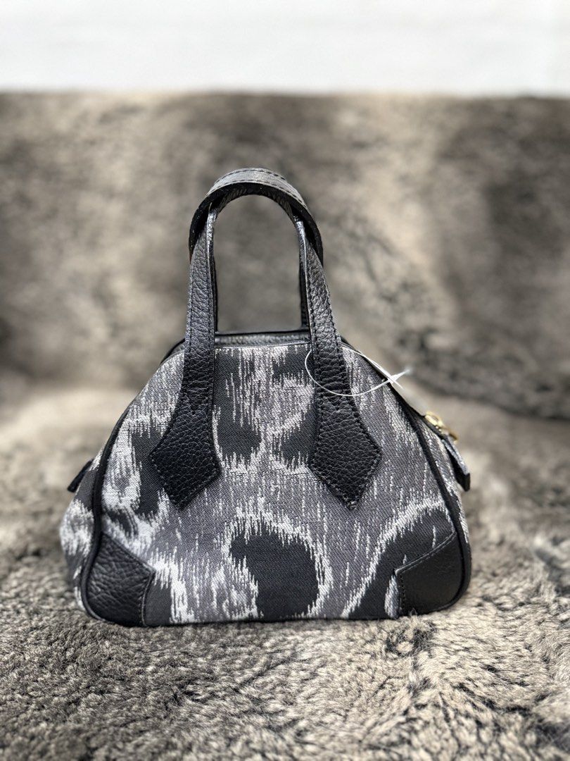 Viviane Westwood Hand Bag (Category: Luxury Bags & Wallets) located in Quezon City. Submitted by fivethousandlilies (Listing ID 1465725349, Image 3). Description: Authentic On sale!.