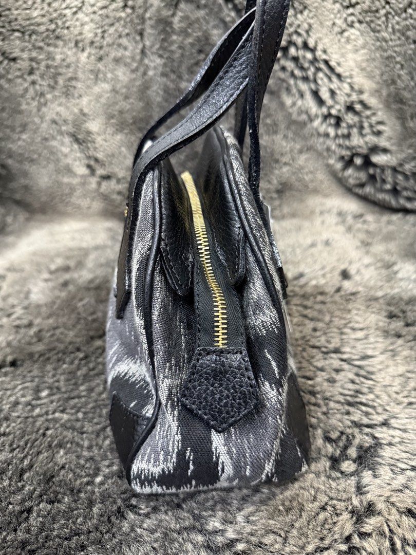 Viviane Westwood Hand Bag (Category: Luxury Bags & Wallets) located in Quezon City. Submitted by fivethousandlilies (Listing ID 1465725349, Image 2). Description: Authentic On sale!.