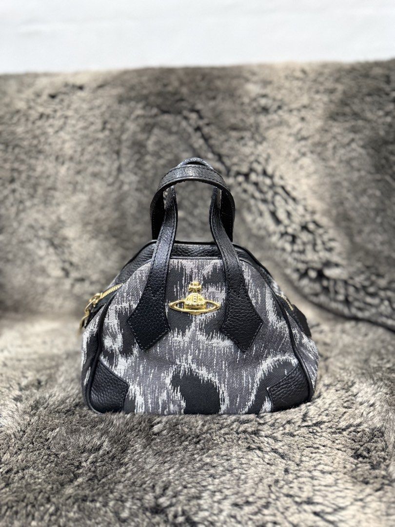 Viviane Westwood Hand Bag (Category: Luxury Bags & Wallets) located in Quezon City. Submitted by fivethousandlilies (Listing ID 1465725349, Image 1). Description: Authentic On sale!.