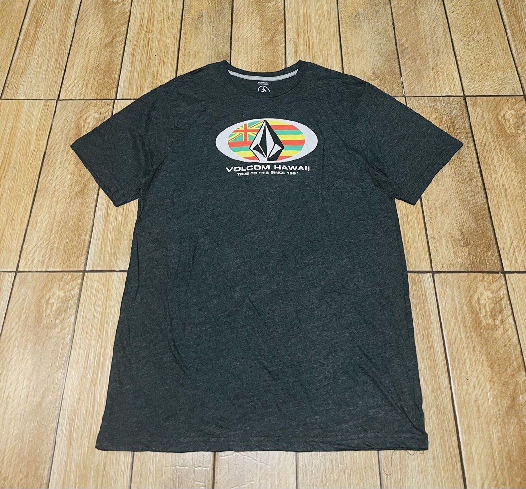 Volcom Hawaii Gray (Category: Tshirts & Polo Shirts ) located in Paranaque City. Submitted by kuuuurt (Listing ID 1465616501, Image 1). Description: Excellent Condition No issue Tagged L Width 21 Length 31.5 🏷️ 299 + SHIPPING FEE 📦 SHIPPING NATIONWIDE via J&T 📍Parañaque 1700 .