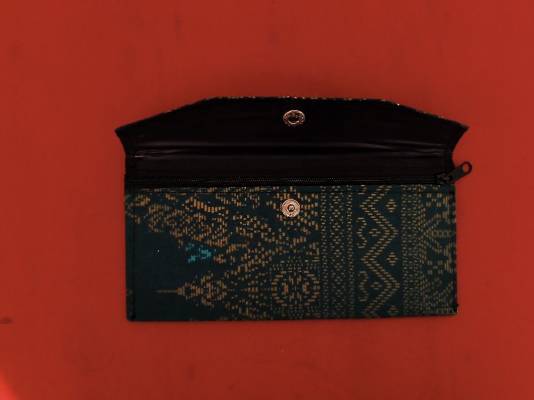 Wallet (Category: Wallets & Card Holders) located in Agdangan. Submitted by den_sells (Listing ID 1465755499, Image 3). Description: - open for price negotiations RULES: ❌ COD ✅ FIRST PAY BASIS ✅ MINE NOW = PAY NOW ✅ 2 DAY RESERVATION, IF UNPAID = RESERVATION IS VOID LOCATION: Laguna SHIPPING: J&T Express Philippines.