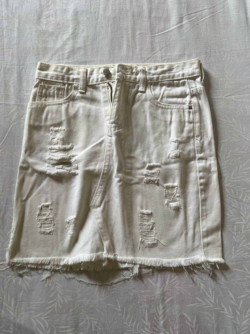 White Denim Skirt (Category: Skirts) located in Quezon City. Submitted by katedeclutter (Listing ID 1465602548, Image 1). Description: - Color: White denim.