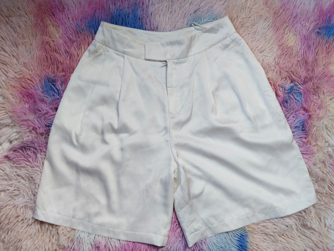 White High Waist Trouser Shorts (Category: Shorts) located in Siquijor. Submitted by thesummit26 (Listing ID 1465706046, Image 2). Description: - Color: White - Size: 28 High-waist trouser shorts with clean pleated front and tailored lines, with inner lining..
