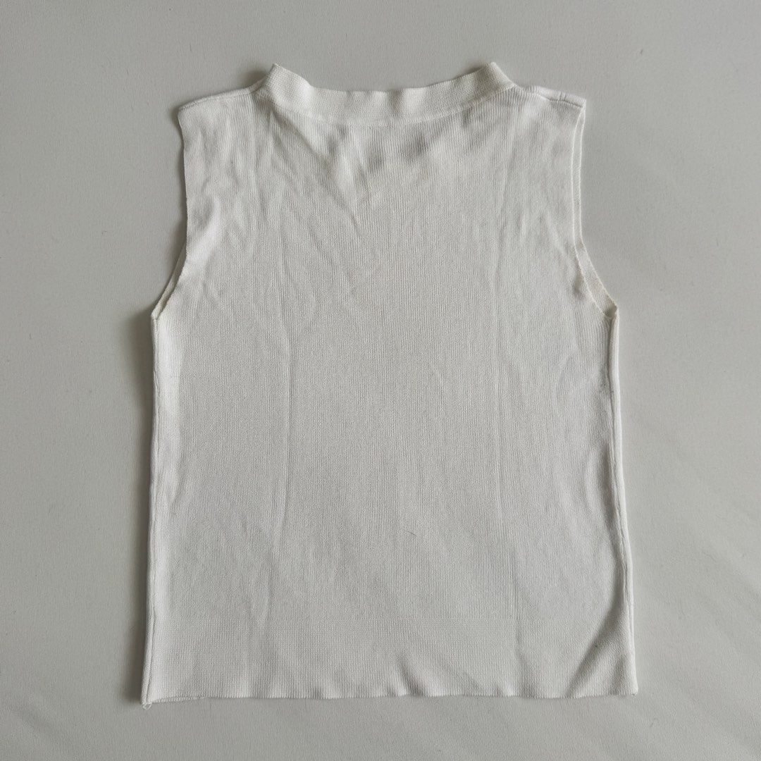 White Knit Tank Top (Category: Sleeveless) located in Antipolo. Submitted by bingomama (Listing ID 1465591586, Image 3). Description: White sleeveless knit top with a ribbed texture. Round neckline, simple basic style. Lightweight material, easy to match with jeans or skirts. - Has some signs of usage and pilling, but still in good condition - fits size S, stretchy material Measurements: Length: 17” Chest: 13.5” 📍Marikina City For meet up McDo R