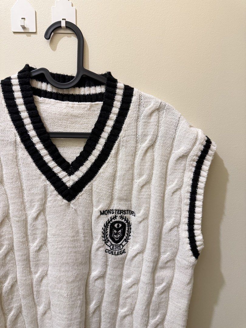 White Knitted Vest (Category: Vests) located in Manila. Submitted by xmagic.shopx (Listing ID 1465664602, Image 2). Description: .