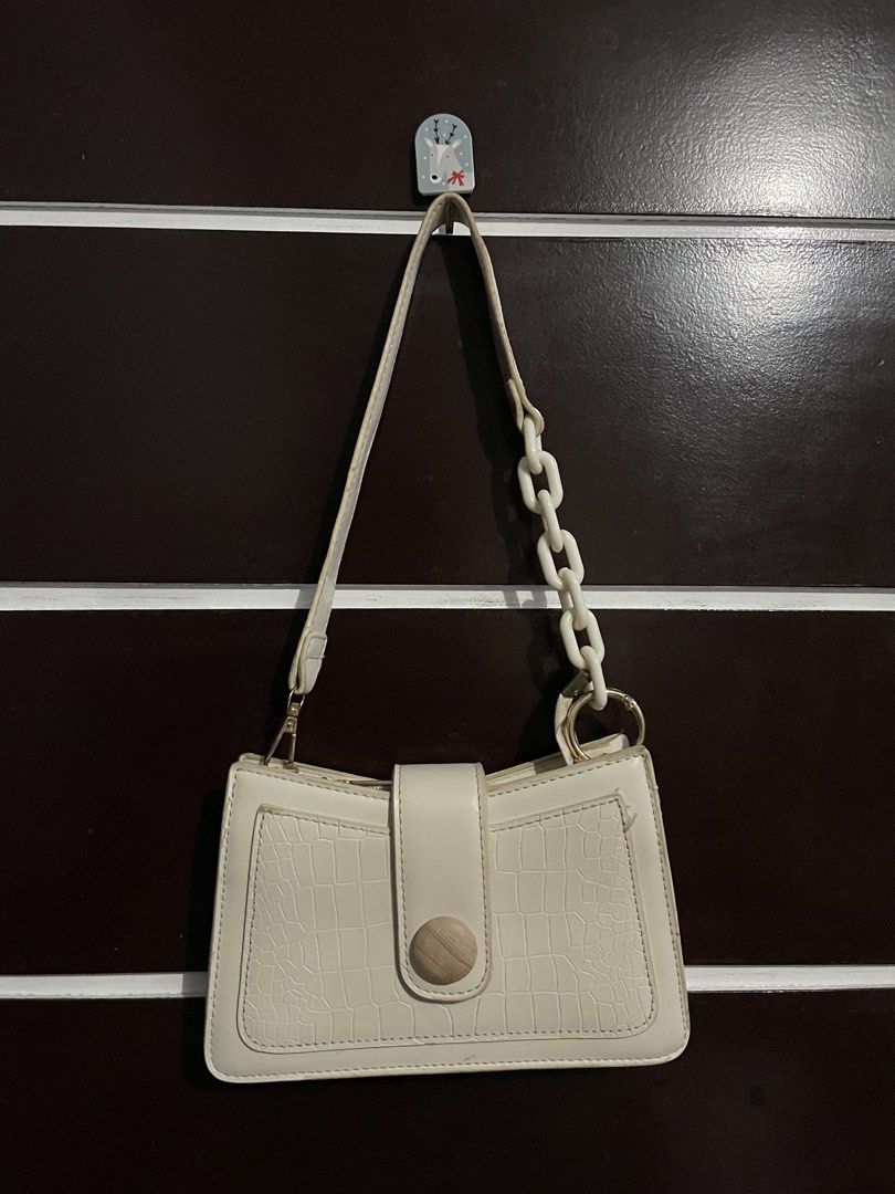 White leather kilibag (Category: Shoulder Bags) located in San Carlos. Submitted by graciahoney (Listing ID 1465644730, Image 1). Description: .