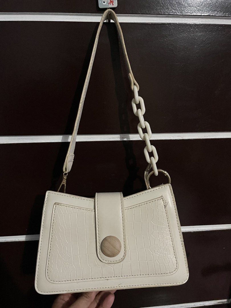 White leather kilibag (Category: Shoulder Bags) located in San Carlos. Submitted by graciahoney (Listing ID 1465644730, Image 2). Description: .