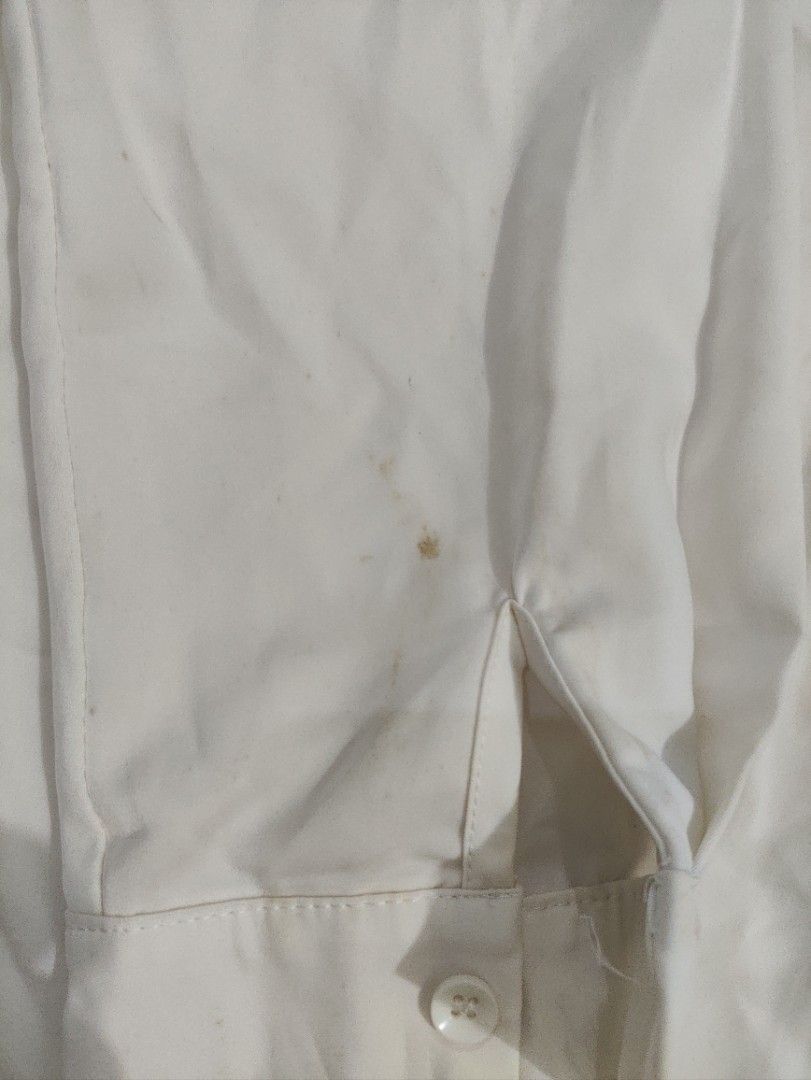 White longsleeves (Category: Longsleeves) located in Taguig. Submitted by rai.a.c (Listing ID 1465752321, Image 2). Description: Barely used but got stains (that may be removed by washing) due to prolonged storage.