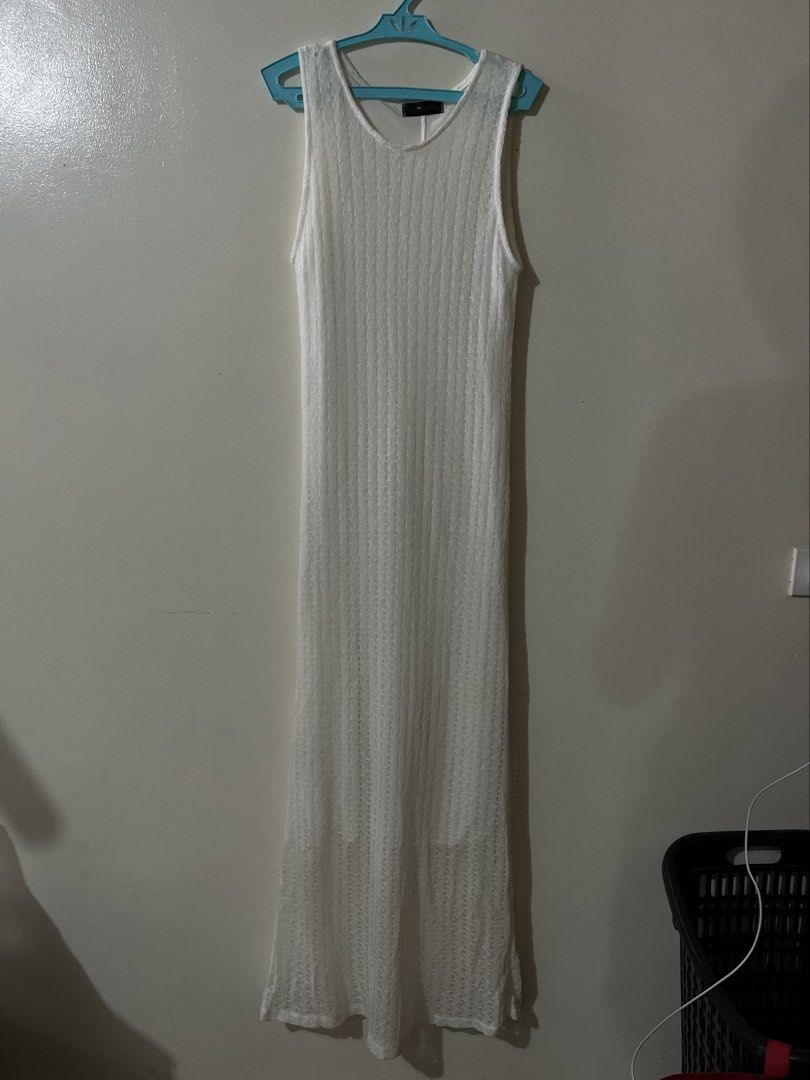 White Summer Maxi Dress (Category: Dresses) located in Mandaluyong City. Submitted by yanna_02501 (Listing ID 1465683075, Image 1). Description: Floor-length for 5”3. Best fit xs to small body frame..