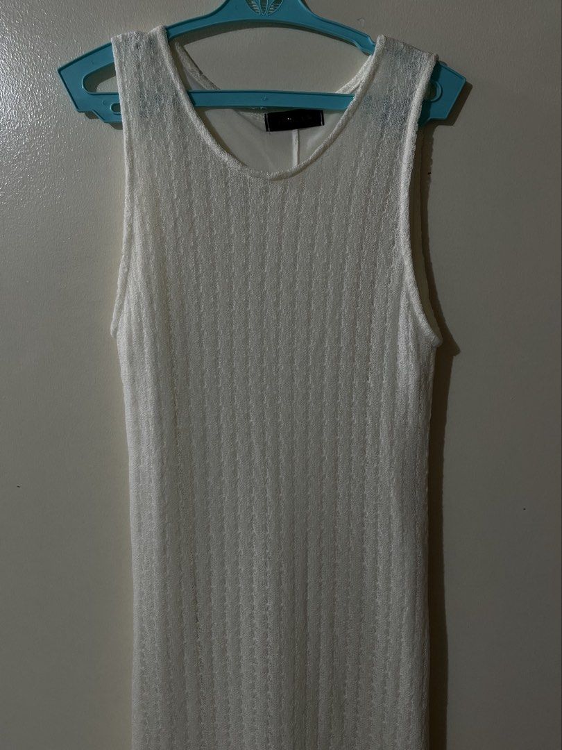 White Summer Maxi Dress (Category: Dresses) located in Mandaluyong City. Submitted by yanna_02501 (Listing ID 1465683075, Image 2). Description: Floor-length for 5”3. Best fit xs to small body frame..