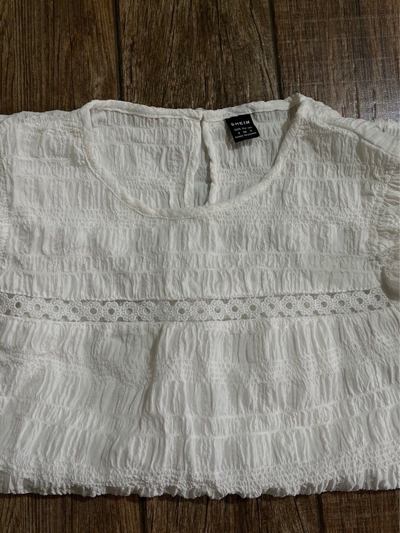 White Office Blouse (Category: Blouses) located in Mandaluyong City. Submitted by yanna_02501 (Listing ID 1465644772, Image 1). Description: .