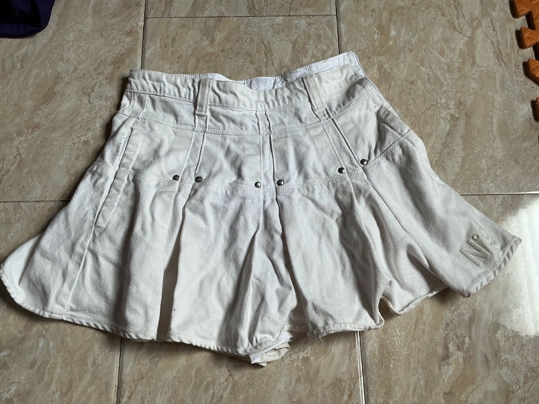 White Pleated Corduroy Skort (Category: Skirts) located in Valenzuela. Submitted by yve.aine (Listing ID 1465589018, Image 1). Description: issues: sira ung zper pero aayusin lg nmn, has minor stains din need wash lang.