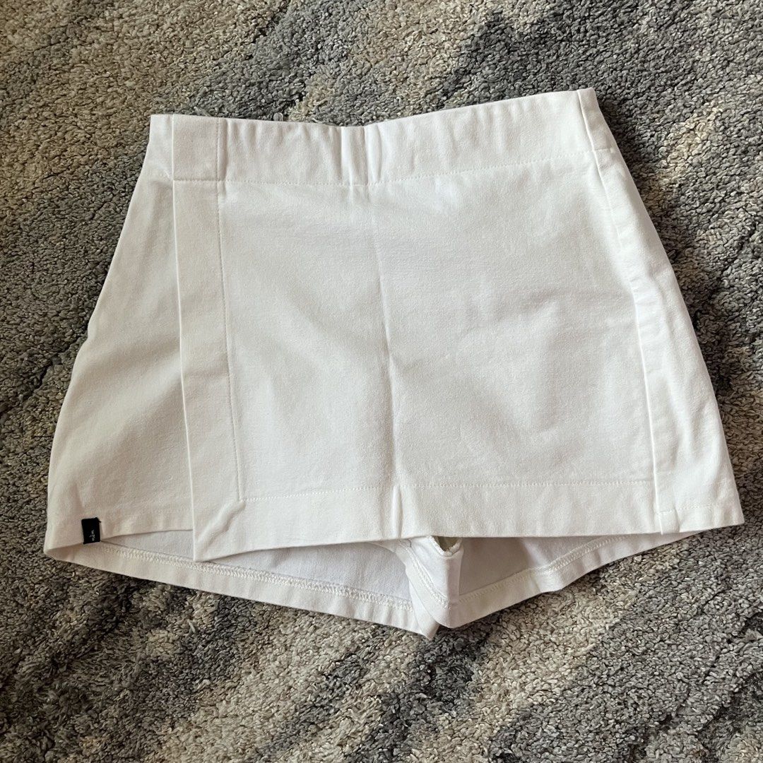 White Skort (Category: Skirts) located in Muntinlupa City. Submitted by impulsiveasf (Listing ID 1465617340, Image 1). Description: From Vietnam but I forgot the name of the store….