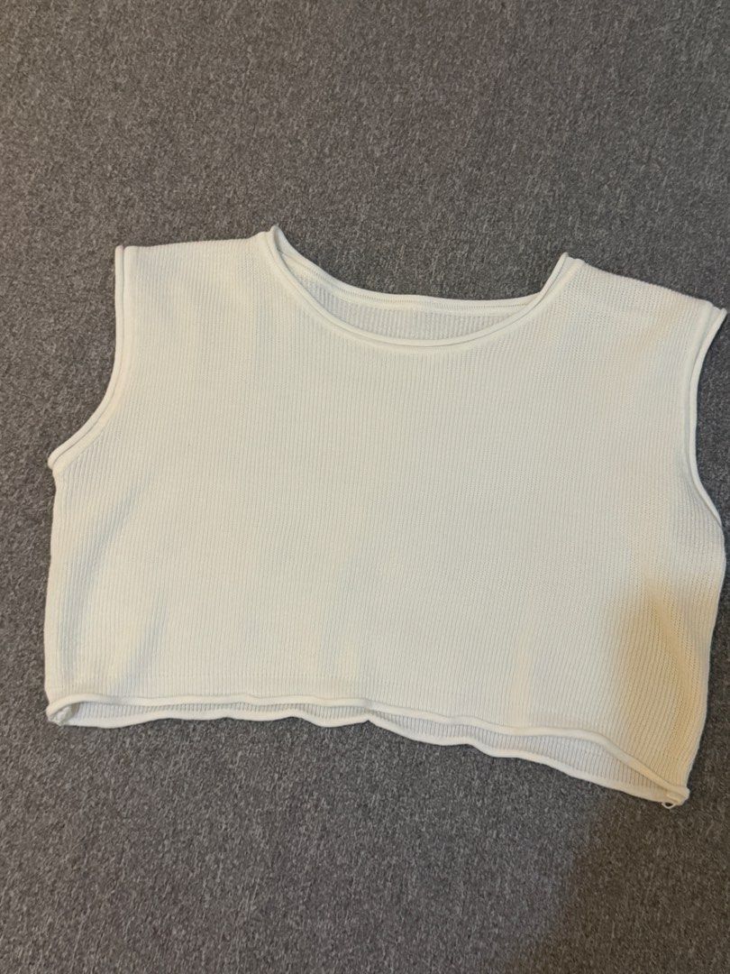 White Vest Tee (Category: Sleeveless) located in Santa Rosa. Submitted by prelovedbyhellah (Listing ID 1465706222, Image 1). Description: LxW 13x17.