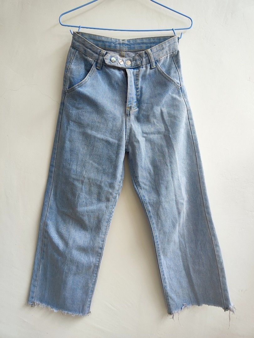 Wide fit Straight Cut Jeans (Category: Jeans) located in Iligan City. Submitted by nadxxxie (Listing ID 1465707725, Image 1). Description: -Waist: 24" -Length: 33.5" -With very minimal yellow stains, but barely noticeable..