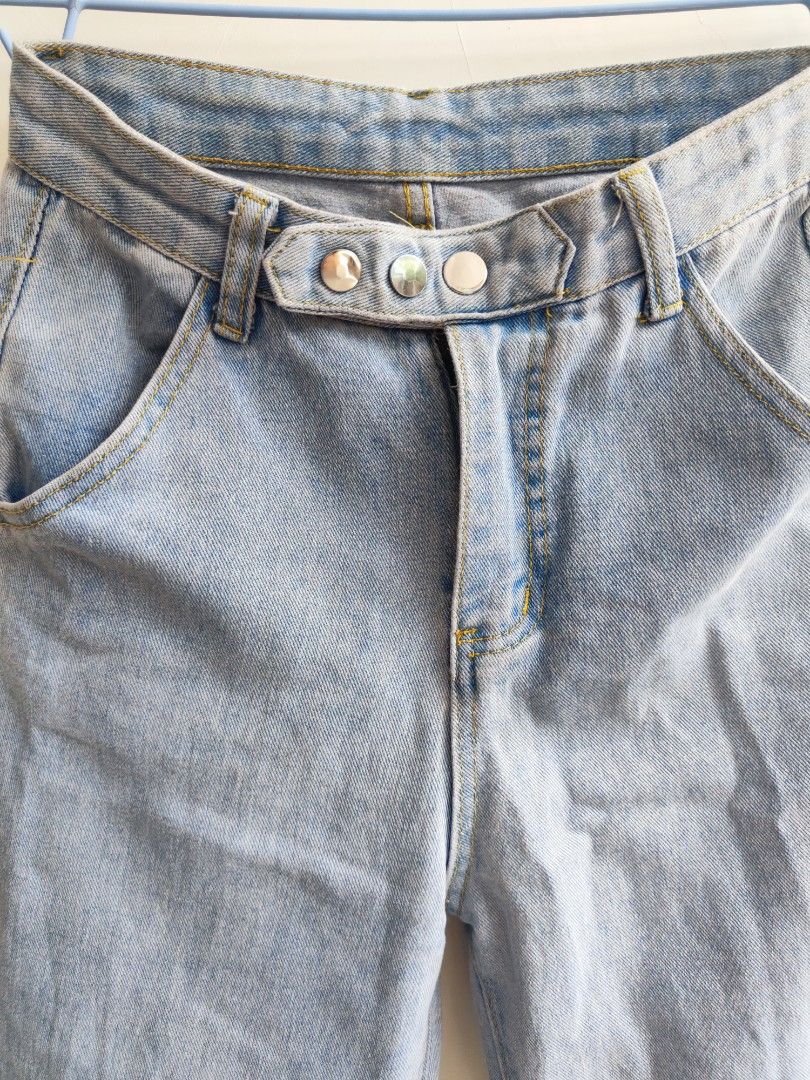 Wide fit Straight Cut Jeans (Category: Jeans) located in Iligan City. Submitted by nadxxxie (Listing ID 1465707725, Image 3). Description: -Waist: 24" -Length: 33.5" -With very minimal yellow stains, but barely noticeable..