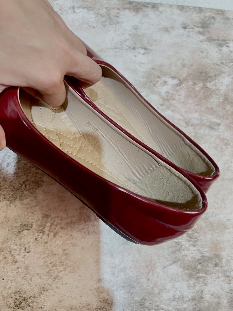 Wine red/Maroon flat sandals (Category: Flats & Sandals) located in Dumaguete. Submitted by pinkypuffcloset (Listing ID 1465623599, Image 2). Description: Preloved shoes for only ₱180! perfect for your OOTD! trust me, I know my fashion😉 📍Dumageuete City can do meetup sa downtown can do shipping nationwide via JNT (sf shouldered by buyer).