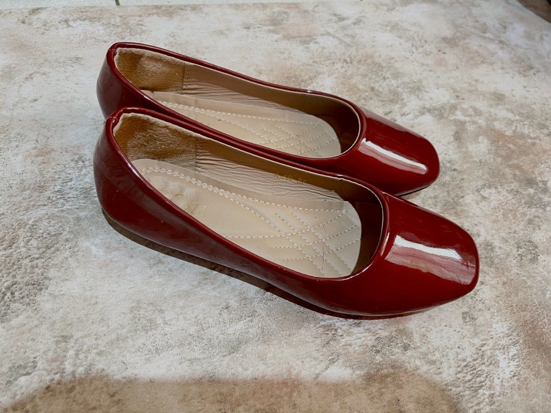 Wine red/Maroon flat sandals (Category: Flats & Sandals) located in Dumaguete. Submitted by pinkypuffcloset (Listing ID 1465623599, Image 3). Description: Preloved shoes for only ₱180! perfect for your OOTD! trust me, I know my fashion😉 📍Dumageuete City can do meetup sa downtown can do shipping nationwide via JNT (sf shouldered by buyer).