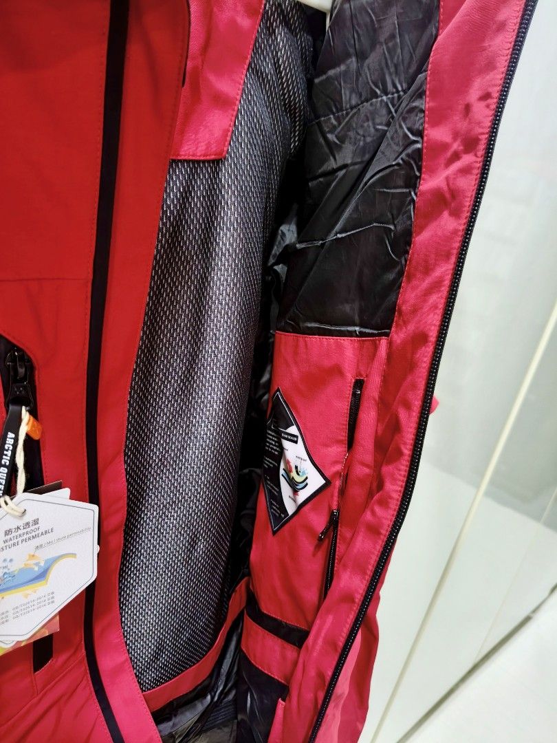 Winter Jacket (Category: Coats, Jackets and Outerwear) located in Singapore. Submitted by ben-10 (Listing ID 1465675478, Image 5). Description: There are many winter jackets on the market ranging from budget-friendly to expensive price. To stay warm in extreme cold 🥶 weather, it is important to choose a high-quality jacket. Good jackets are often costly because they are made from high-quality materials - It can stand the weather up to -5°C. - Pe