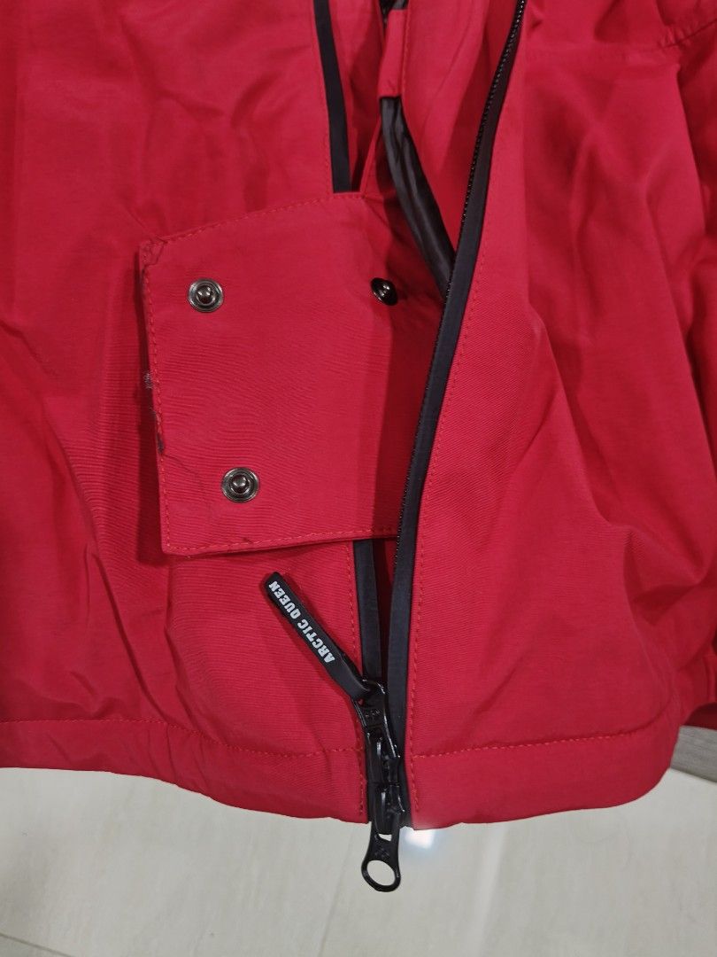 Winter Jacket (Category: Coats, Jackets and Outerwear) located in Singapore. Submitted by ben-10 (Listing ID 1465675478, Image 8). Description: There are many winter jackets on the market ranging from budget-friendly to expensive price. To stay warm in extreme cold 🥶 weather, it is important to choose a high-quality jacket. Good jackets are often costly because they are made from high-quality materials - It can stand the weather up to -5°C. - Pe