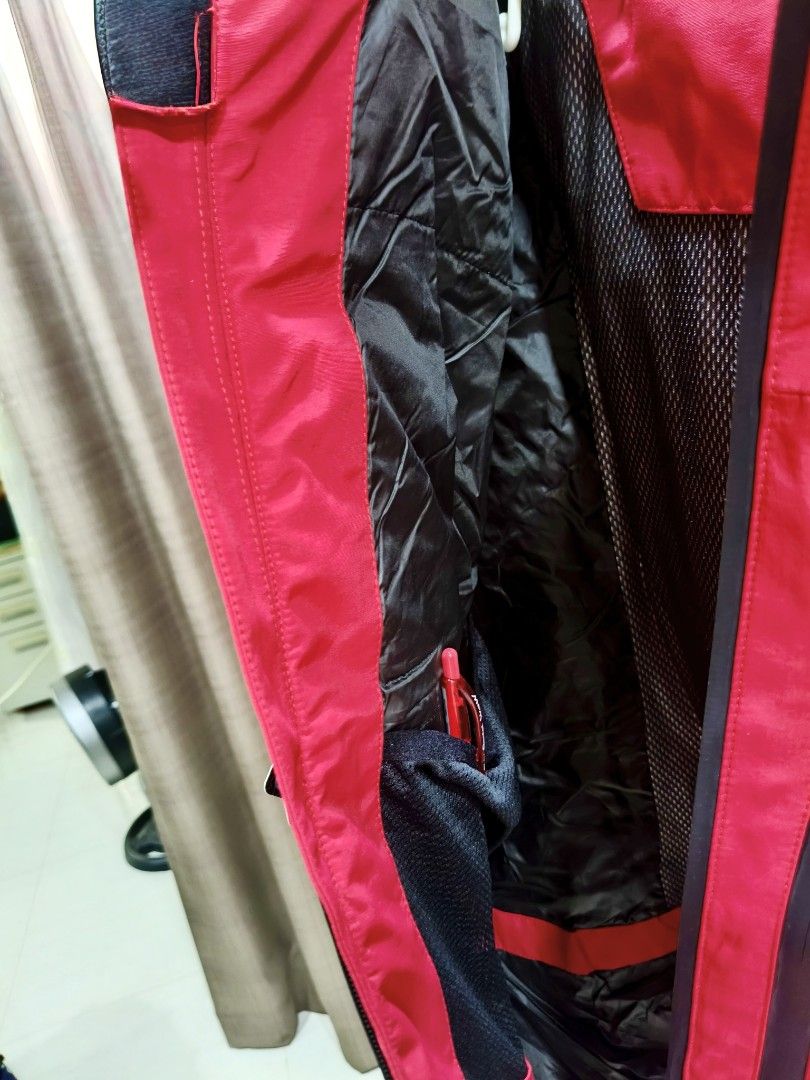Winter Jacket (Category: Coats, Jackets and Outerwear) located in Singapore. Submitted by ben-10 (Listing ID 1465675478, Image 6). Description: There are many winter jackets on the market ranging from budget-friendly to expensive price. To stay warm in extreme cold 🥶 weather, it is important to choose a high-quality jacket. Good jackets are often costly because they are made from high-quality materials - It can stand the weather up to -5°C. - Pe
