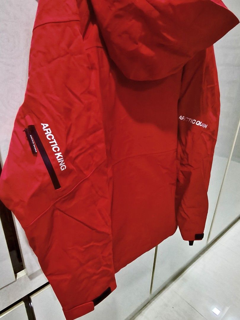 Winter Jacket (Category: Coats, Jackets and Outerwear) located in Singapore. Submitted by ben-10 (Listing ID 1465675478, Image 3). Description: There are many winter jackets on the market ranging from budget-friendly to expensive price. To stay warm in extreme cold 🥶 weather, it is important to choose a high-quality jacket. Good jackets are often costly because they are made from high-quality materials - It can stand the weather up to -5°C. - Pe