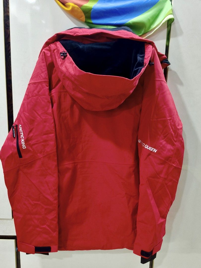 Winter Jacket (Category: Coats, Jackets and Outerwear) located in Singapore. Submitted by ben-10 (Listing ID 1465675478, Image 2). Description: There are many winter jackets on the market ranging from budget-friendly to expensive price. To stay warm in extreme cold 🥶 weather, it is important to choose a high-quality jacket. Good jackets are often costly because they are made from high-quality materials - It can stand the weather up to -5°C. - Pe