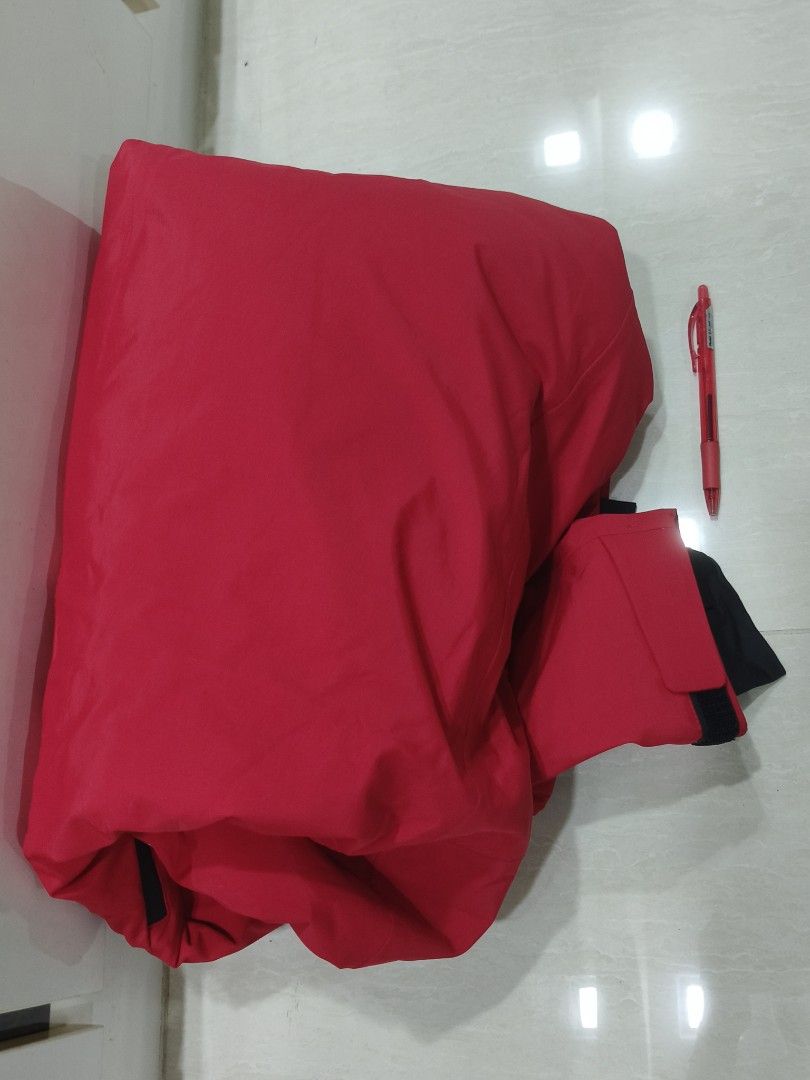 Winter Jacket (Category: Coats, Jackets and Outerwear) located in Singapore. Submitted by ben-10 (Listing ID 1465675478, Image 9). Description: There are many winter jackets on the market ranging from budget-friendly to expensive price. To stay warm in extreme cold 🥶 weather, it is important to choose a high-quality jacket. Good jackets are often costly because they are made from high-quality materials - It can stand the weather up to -5°C. - Pe