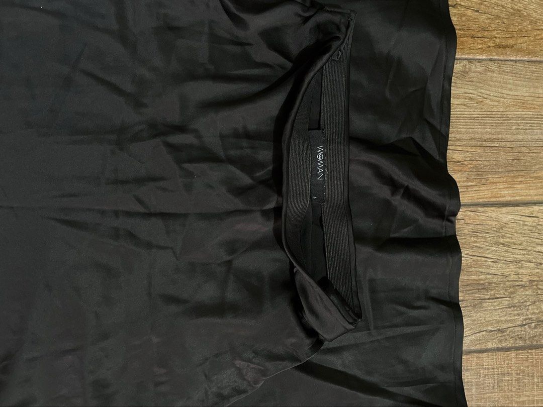Women’s Silk Skirt (Category: Skirts) located in Mandaluyong City. Submitted by yanna_02501 (Listing ID 1465647280, Image 2). Description: Size large on tag but i had it altered before. Now fits 24-30 waist. .
