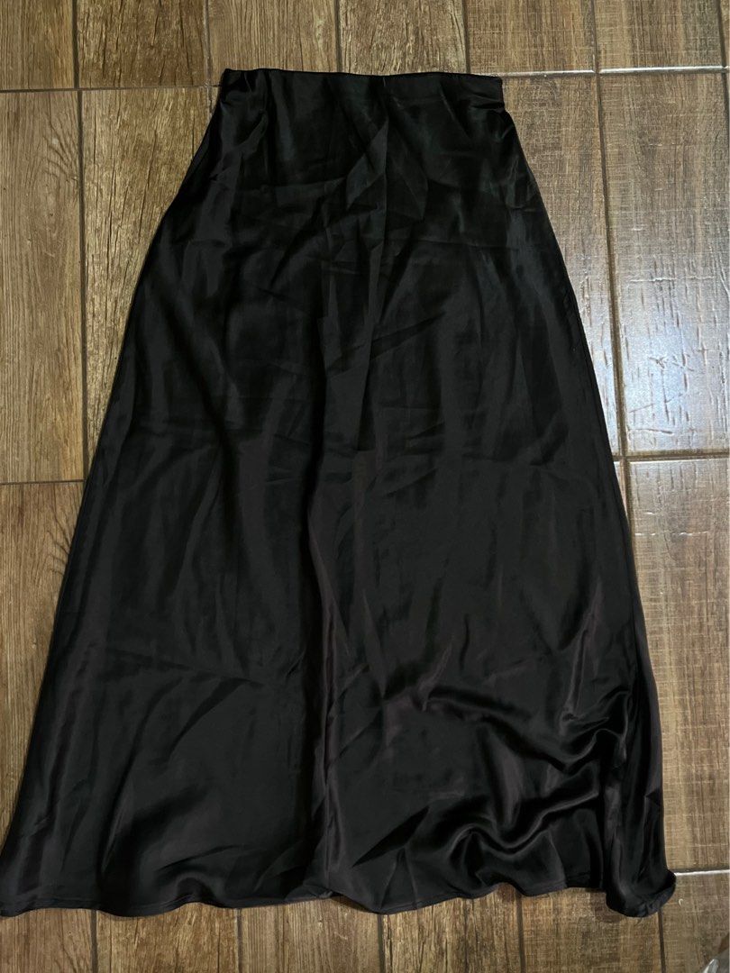 Women’s Silk Skirt (Category: Skirts) located in Mandaluyong City. Submitted by yanna_02501 (Listing ID 1465647280, Image 1). Description: Size large on tag but i had it altered before. Now fits 24-30 waist. .