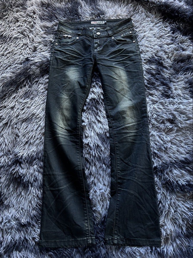 Y2K Defengzi Low rise Bootcut Jeans (Category: Jeans) located in Baao. Submitted by prettysixtythrift_17 (Listing ID 1461024722, Image 1). Description: Y2K Defengzi Low rise Bootcut Jeans ▪️Waistline: 27 to 30 ▪️Length: 37.5 ▪️Hem: 8 ▪️Hips: 32 ▪️Leg Thigh: 9.5 ▪️Rise: 8 ▪️Inseam: 29.