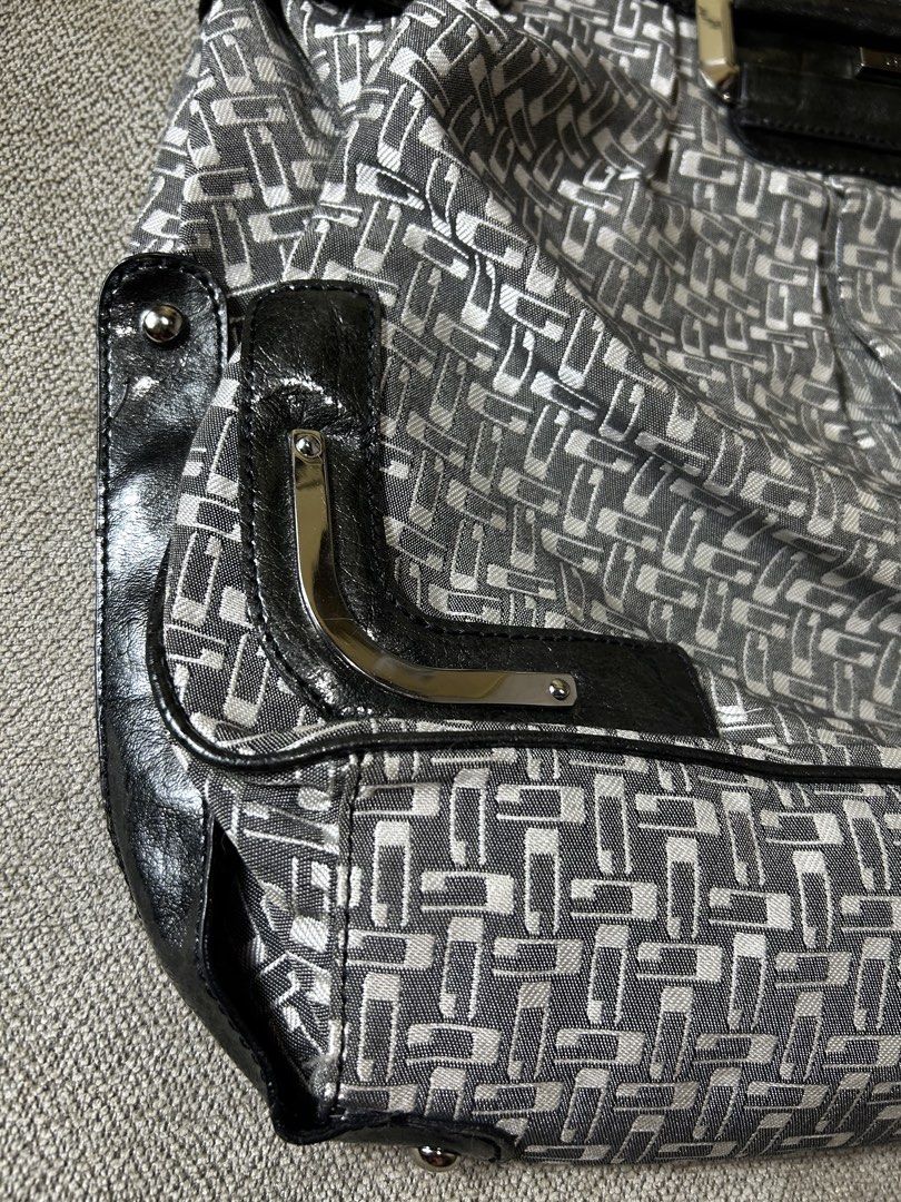 Y2k Guess Bag (Category: Shoulder Bags) located in Aurora. Submitted by purethrift07 (Listing ID 1465679185, Image 3). Description: Maganda No issue Dm me Fresh from the bale.