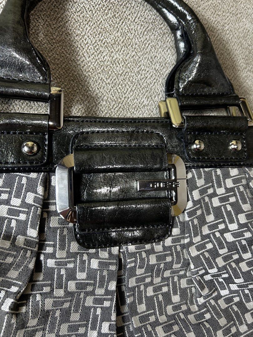Y2k Guess Bag (Category: Shoulder Bags) located in Aurora. Submitted by purethrift07 (Listing ID 1465679185, Image 2). Description: Maganda No issue Dm me Fresh from the bale.